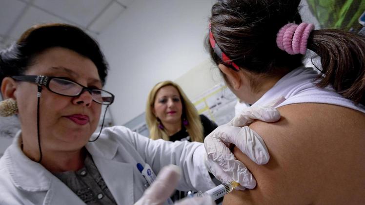 Una bimba viene vaccinata in ambulatorio. La profilassi è indispensabile per andare a scuola