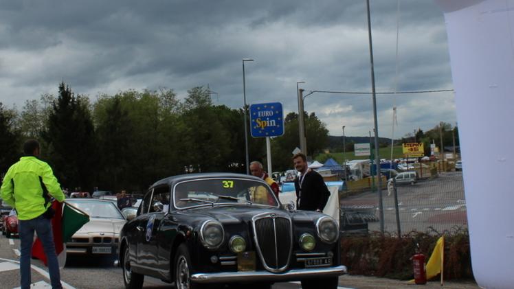 Una Lancia Aurelia B20 alla partenza della Caprino-Spiazzi