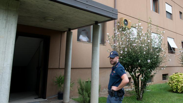 Un agente davanti al condominio (foto Marchiori)