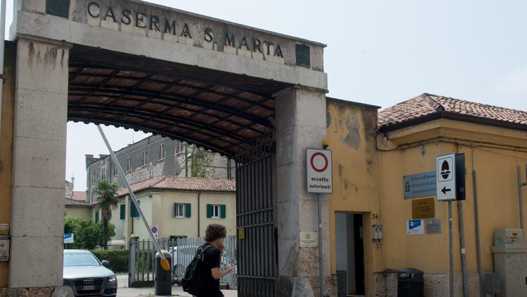 L’ingresso della ex caserma Santa Marta in via Cantarane, a Veronetta