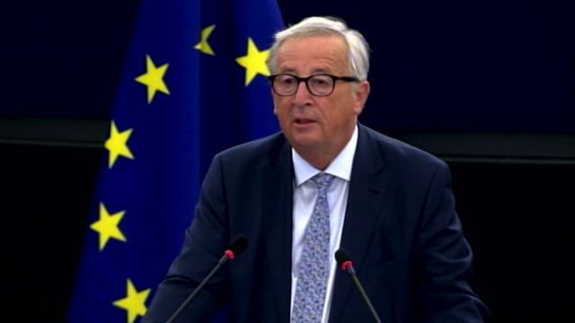 "L'Europa deve restare un continente di apertura e tolleranza, non sarà mai una fortezza in un mondo che soffre, non sarà mai un'isola, resterà multilaterale, il pianeta non appartiene a pochi". Lo ha detto il presidente della Commissione Ue Jean-Claude Juncker nel suo discorso sullo stato dell'Unione alla Plenaria a Strasburgo. "L'Europa è il guardiano della pace - ha continuato -. Dobbiamo mostrare pù rispetto per l'Ue e smettere di trascinare il suo nome nel fango". Conclusione: "Continuerò a essere un patriota illuminato, amo il mio paese, il Lussemburgo, ma non detesto gli altri. Non voglio vivere in un mondo fatto di odio ed avversione all'altro, preferisco il mio mondo che è anche il vostro". - H24