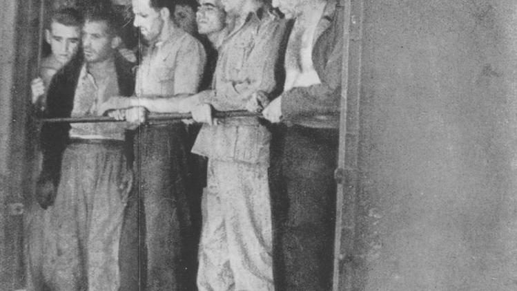 Il cippo vicino alla stazione di Villafranca nel luogo dove i due fanti vennero uccisiMilitari italiani catturati dai tedeschi dopo l’8 settembre 1943; li attende la prigionia  