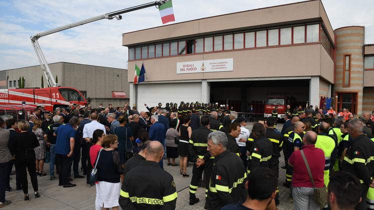 I Vigili del fuoco volontari schieratiUn momento dell’inaugurazione del distaccamento volontario di Villafranca   FOTO PECORA