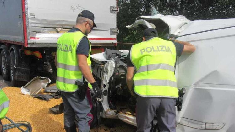 Il Fiat Doblò ha tamponato un autoarticolato Iveco sulla A22: deceduto il conducenteLa polizia Stradale di Verona Sud durante i rilievi del tamponamento