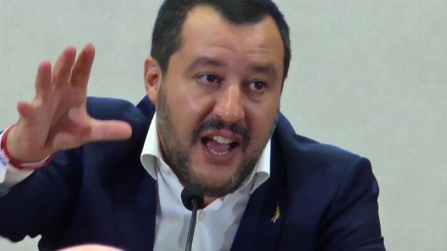 "Da vicepremier - sottolinea Salvini - farò tutto quanto possibile affinché l'Italia abbia le Olimpiadi invernali. Se qualcuno per problemi politici si ritira - e penso a Torino - è dovere degli enti locali e del governo sostenere chi non lo fa". Durante una conferenza stampa al Viminale sui risultati dell'Operazione Spiagge Sicure, il ministro dell'Interno e vicepremier Matteo Salvini, risponde così a una domanda <a href="https://www.repubblica.it/politica/2018/09/19/news/olimpiadi_2026_appello_di_zaia_appendino_ci_ripensi_-206821549/?ref=RHPPLF-BH-I0-C8-P3-S1.8-T1&refresh_ce">sui problemi legati alla candidatira dell'Italia alle Olimpiadi Invernali del 2026</a>. "Quello che coinvolge l'intero arco alpino è un progetto bellissimo, ed è un progetto italiano non torinese o milanese, sarebbe stato affascinante dal punto di vista mediatico e sportivo. Le rivalità di campanile di fronte a un progetto utile a 60 milioni di italiani vanno accantonate: continuiamo a lavorare per mettere d'accordo tutti. Spero ancora si possa andare avanti in tre altrimenti si andraà avanti in due" conclude Salvini a margine della conferenza stampa