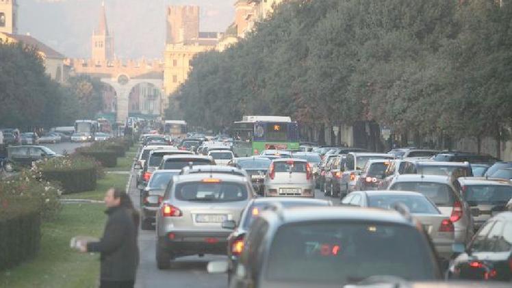 Traffico e smog in Corso Porta Nuova