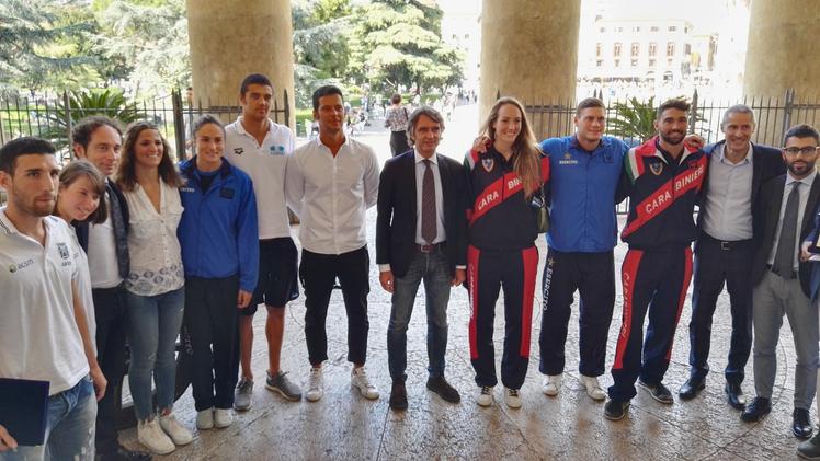 Gli atleti con il sindaco Federico Sboarina