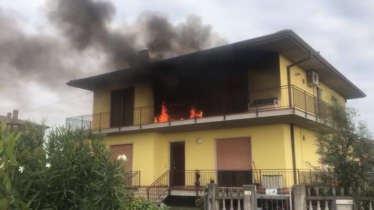 Le fiamme sul balcone