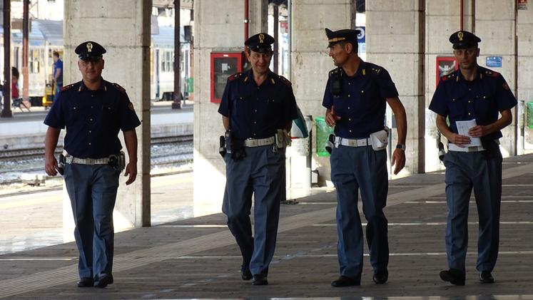 Polizia ferroviaria alla stazione Porta Nuova