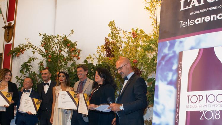 Un momento della premiazione dei produttori vinicoli veronesi durante la serata al Circolo ufficiali di Castelvecchio FOTO MARCHIORI