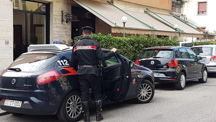 L'intervento dei carabinieri in via Gaspare del Carretto