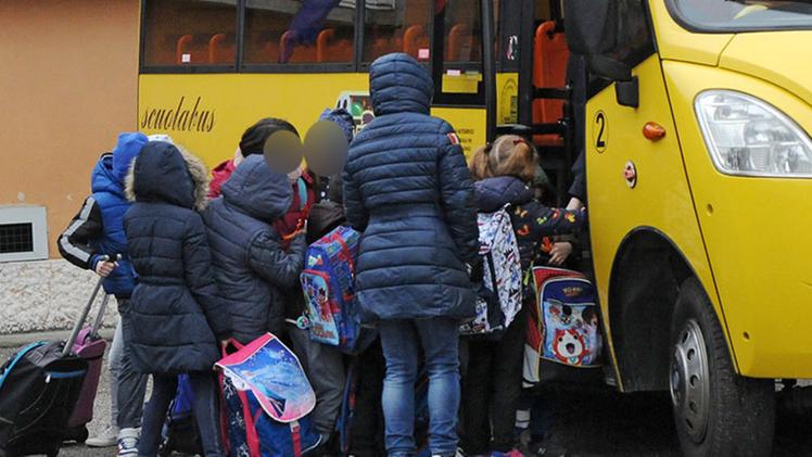 Bambini salgono su uno scuolabus all’uscita dalla scuola. In tre Comuni cambierà presto il gestore del servizio FOTO DIENNE