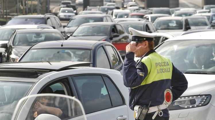 Polizia locale alle prese con le auto provenienti da Verona  sud e fermate al varco di Porta Nuova durante il Mobility Day