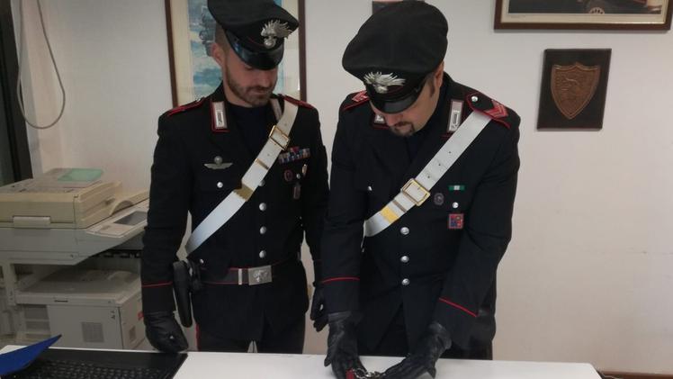 I carabinieri mostrano il coltello usato durante la rissa