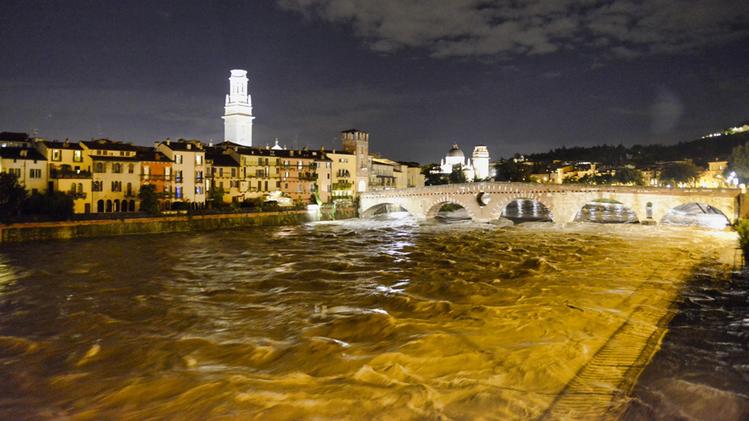L'Adige a Ponte Pietra (foto Marco Vicentini)