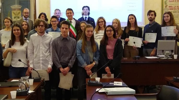 Gli studenti premiati in sala consiliare con il sindaco Roberto Brizzi