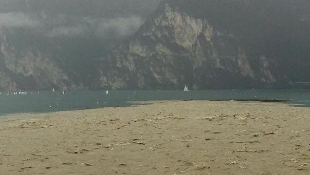L'acqua dell'Adige con detriti e fango finita nel lago di Garda