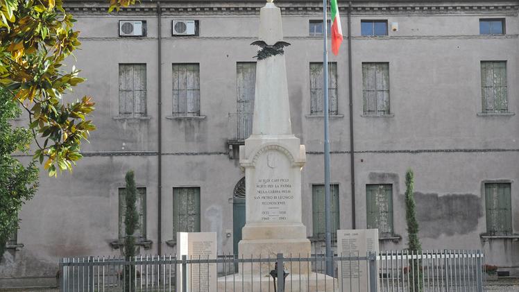Il monumento ai caduti restaurato dagli alpini a San Pietro DIENNEFOTO