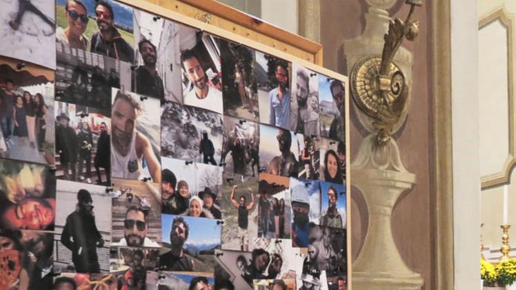 Chiesa gremita per il funerale di Massimiliano Zagnoni Cecchi: molti sono rimasti sul sagrato FOTO AMATOUn collage delle foto di Massimiliano esposto in chiesa 