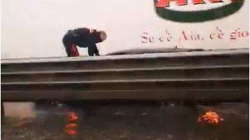 Carabiniere libera una persona dall'auto sommersa