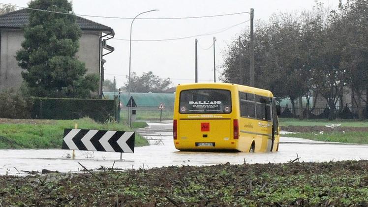 Lo scuolabus rimasto in panne in via Ormeolo a Roverchiara DIENNEFOTO