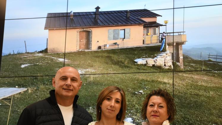 Renato Canteri con la figlia Silvia e la moglie Marisa Zanoni e il Gaibana sullo sfondo FOTO PECORA