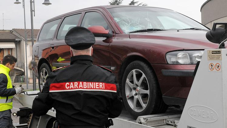 I carabinieri effettuano i rilievi sull’auto che ha investito lo studente a Venera di Sanguinetto