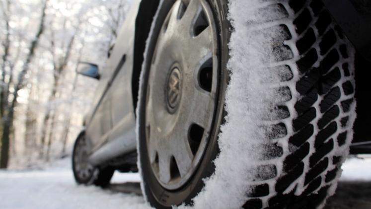 Un'auto con pneumatici invernali