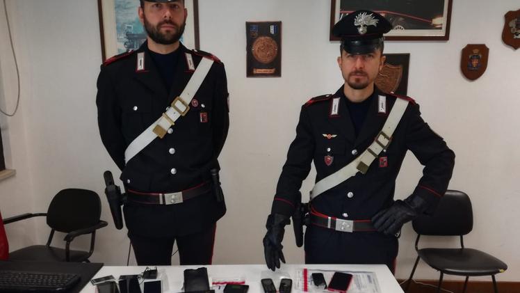 I carabinieri di Peschiera con la droga e i cellulari sequestrati