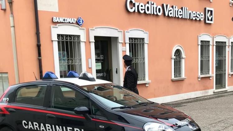 I carabinieri di San Giovanni Lupatoto alla filiale del Credito Valtellinese
