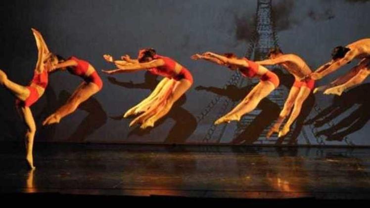 Una delle coreografie interpretate dai ballerini della scuola di danza Ordinary Out Dance Project