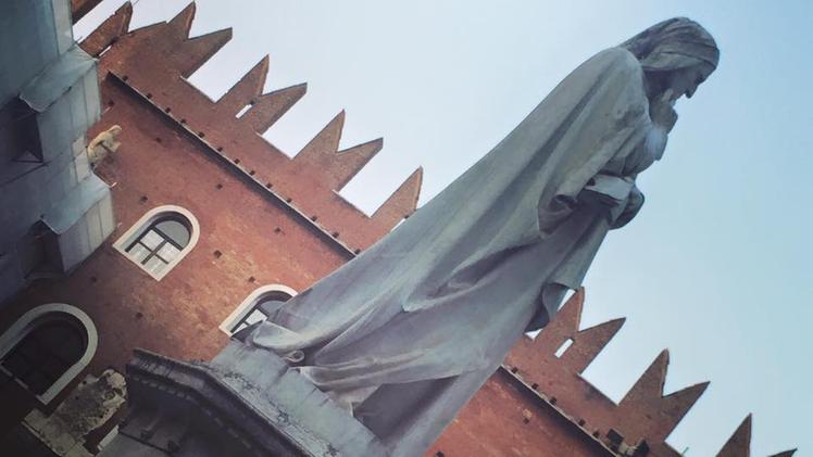 La statua di Dante in piazza dei Signori (Cozzolino)