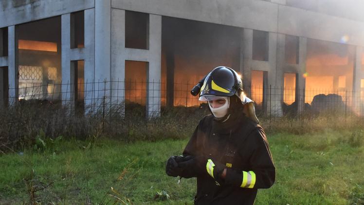 I cumuli di erba medica infiammati dentro al capannone che si è incendiato in zona artigianaleOre di intervento per i vigili del fuoco di Legnago e Verona DIENNE FOTO