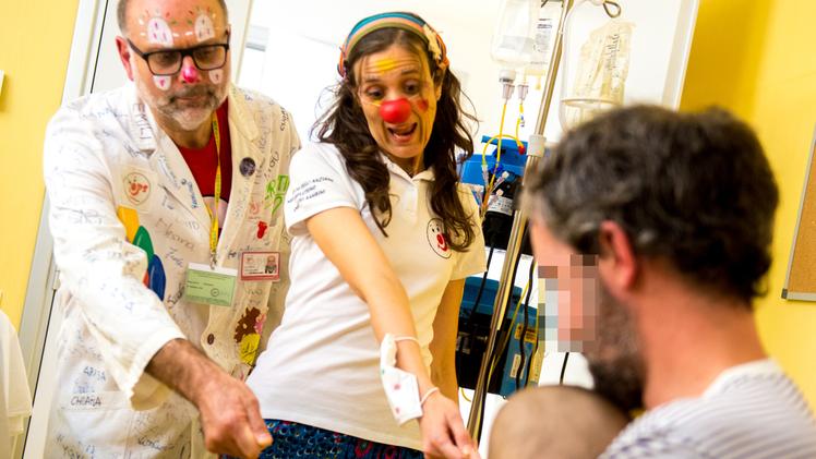 Due volontari di Ops Clown in ospedale