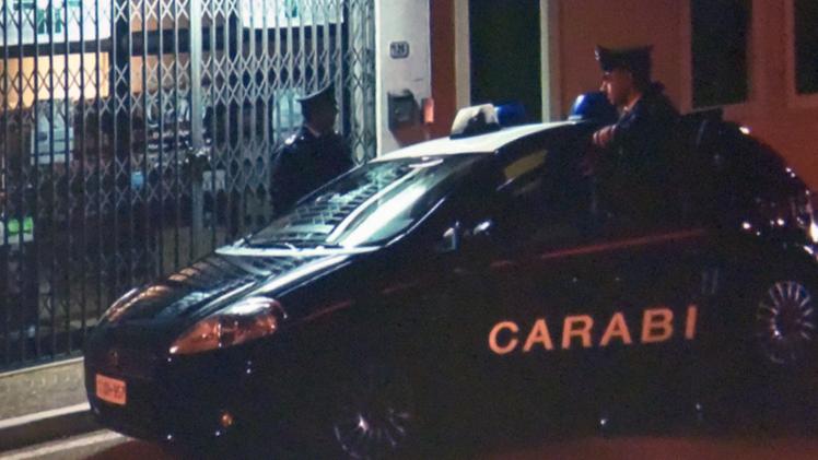 I carabinieri davanti alla farmacia rapinata dal 43enne