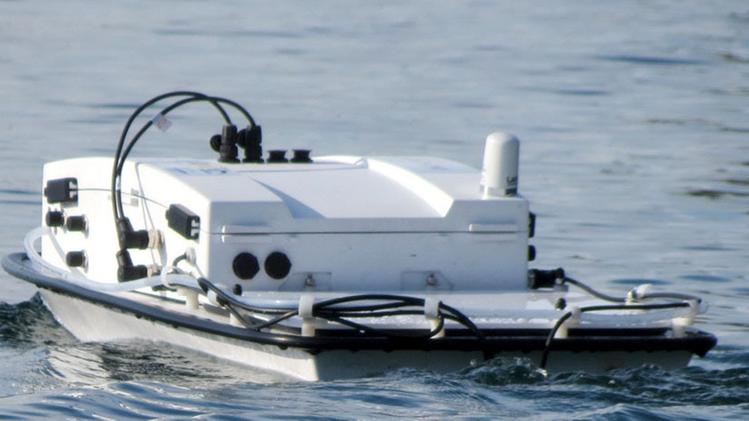L’illustrazione dei droni avvenuta ieri sul lago FOTOAMATOIl drone utilizzato per monitorare la salubrità delle acque del lago