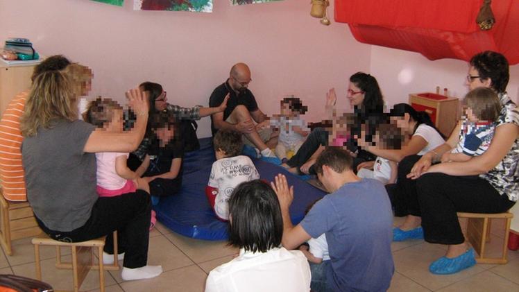 Bambini e genitori all'asilo nido Biancaneve di Lavagno