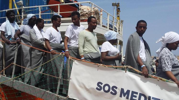 Alcuni profughi sbarcati negli scorso mesi al porto di Lampedusa