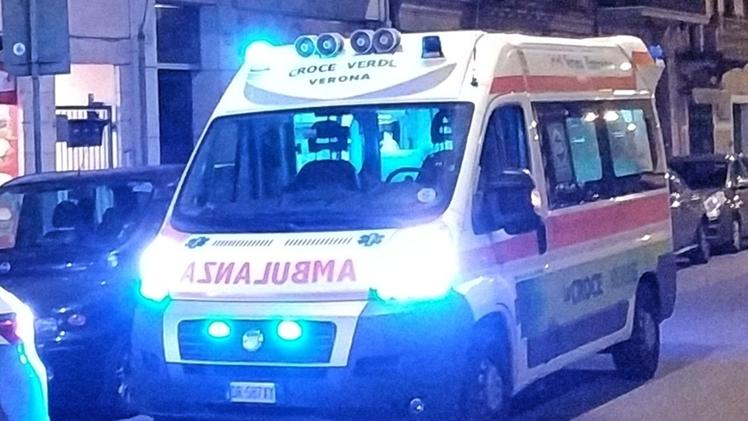 Il muretto in via Mediana a Mozzecane, luogo dell’incidente dell’altra sera FOTO PECORAUn’ambulanza durante un intervento di notte FOTO MARCHIORI