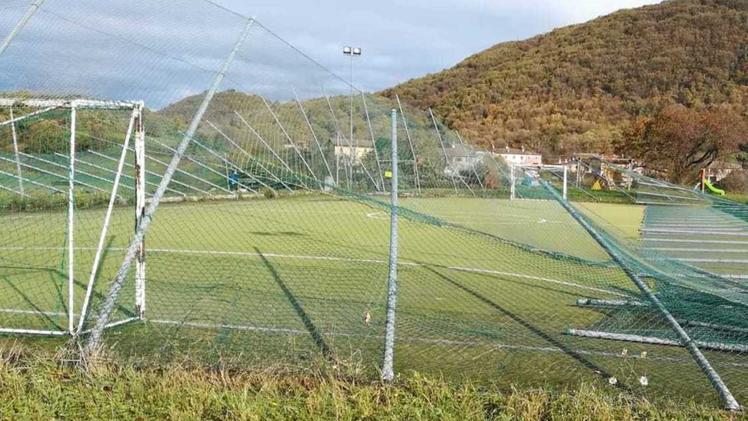 La recinzione del campo di calcio di Lumini abbattuta dal vento