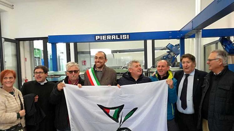 Il presidente Enrico Lupi consegna la bandiera