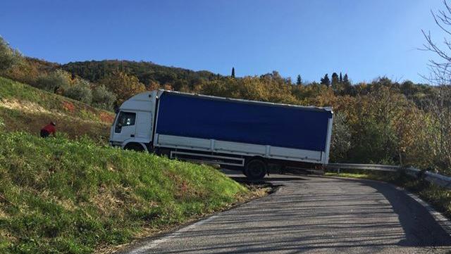 Il camion bloccato (foto F. Caratto)