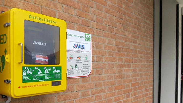 Il defibrillatore all’ingresso del municipio FOTO AMATO