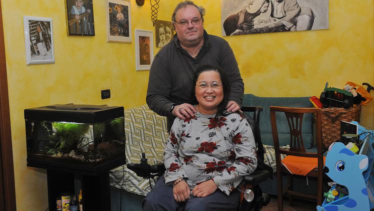 Luca Stella e sua moglie Lorena Yap nella loro casa di Nogara DIENNEFOTO