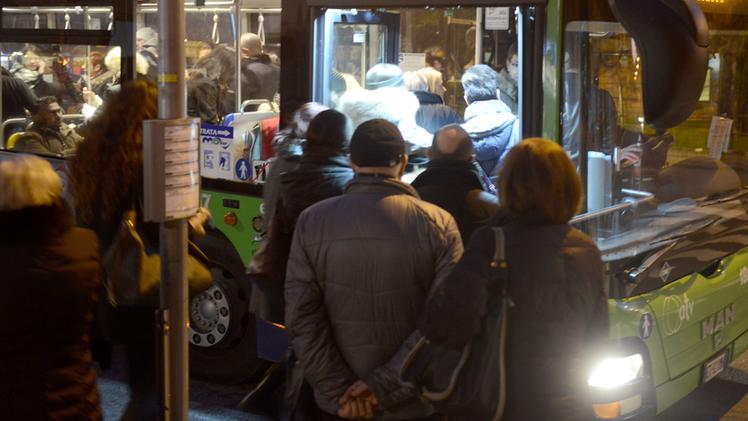Passeggeri salgono su un autobus dell’Atv
