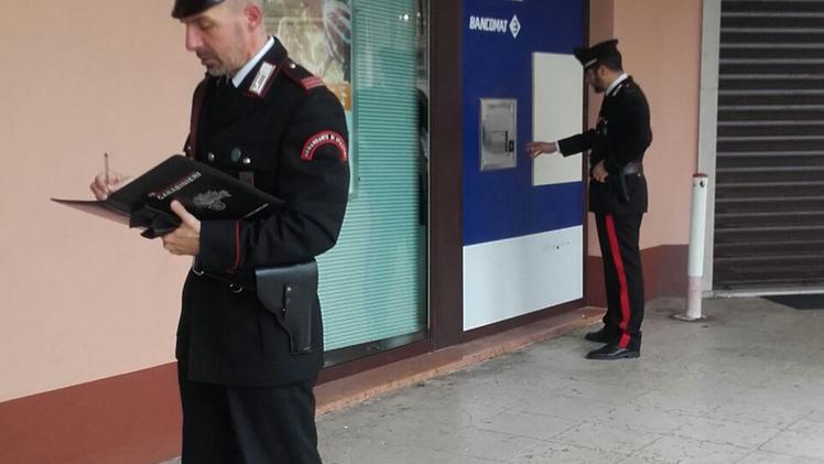 I carabinieri davanti a una banca