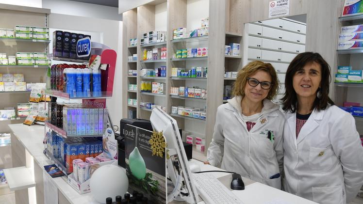 Lisa Schiavetti e Caterina Girardello nella farmacia FOTO PECORA