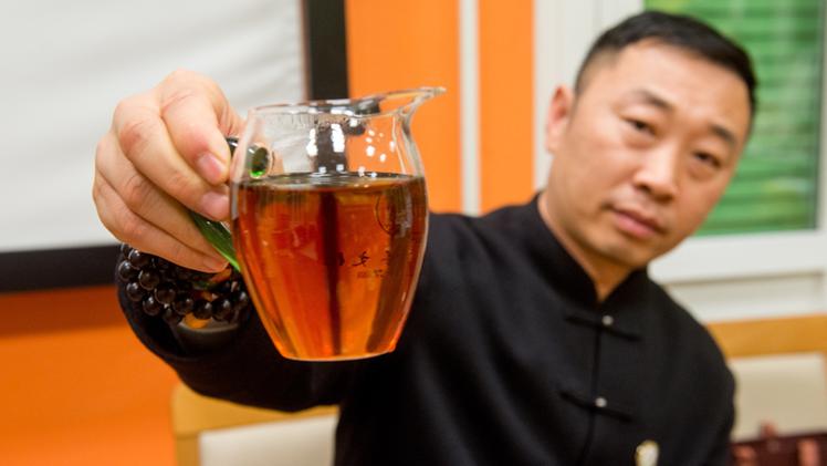 Yin Chong Liang, presidente del Chinese Tea Culture Research Institute, mostra il vero tè cinese