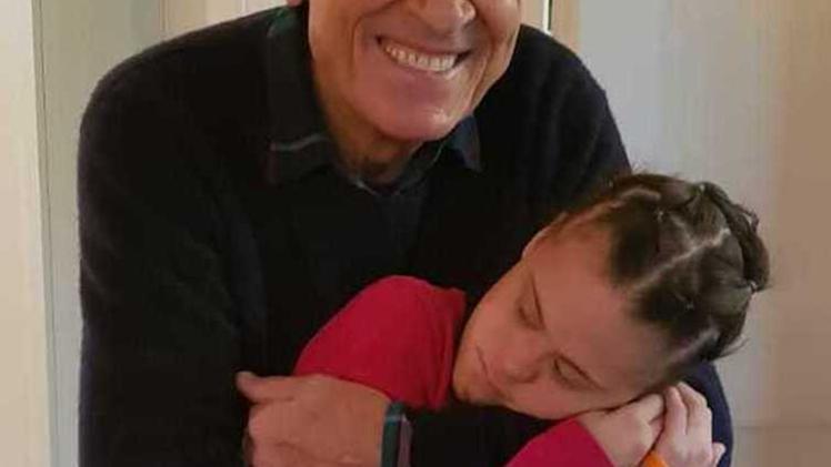 Francesca felice tra le braccia di Gianni Morandi
