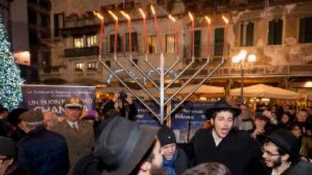Hanukkah, si accende il candelabro (Marchiori)